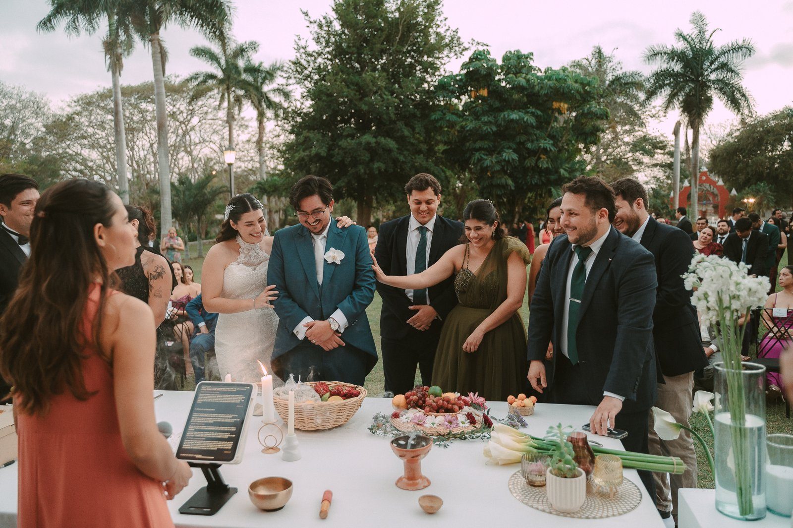 Los novios ríen junto a sus amigos durante la ceremonia en el jardín de una hacienda